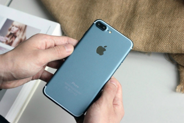 Първи фотографии на работещ iPhone 7 Plus с тъмносин цвят на корпуса