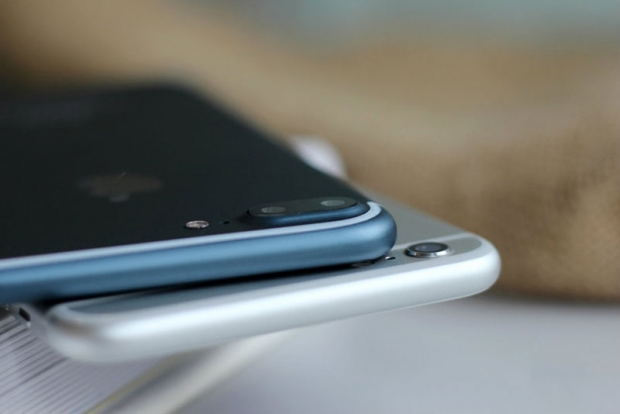Първи фотографии на работещ iPhone 7 Plus с тъмносин цвят на корпуса