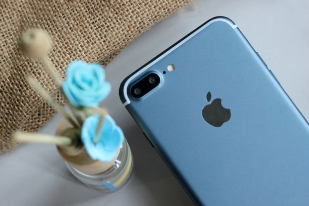 Първи фотографии на работещ iPhone 7 Plus с тъмносин цвят на корпуса