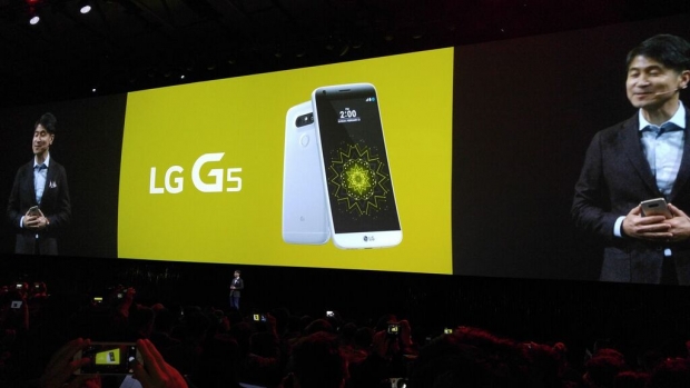 LG G5 е официален с модулен дизайн и три камери