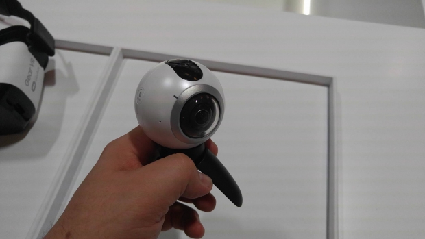 MWC 2016: Samsung представи камерата Gear 360