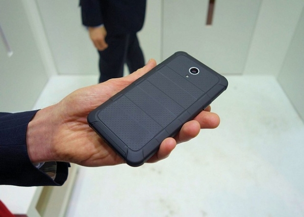 Kyocera представи смартфон с вграден в екрана слънчев панел