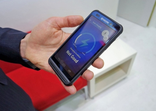 Kyocera представи смартфон с вграден в екрана слънчев панел