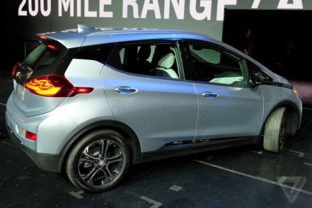 CES 2016: General Motors представи комерсиалния модел на електромобил Chevy Bolt с пробег 200 мили