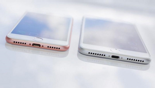 В кода на iOS 9.3 бе намерено потвърждение, че в iPhone 7 наистина ще бъде без 3,5 мм аудио гнездо, но ще поддържа Li-Fi