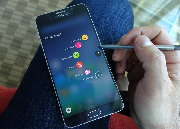 Компанията Samsung елиминира проблема със запъването на стилуса в Galaxy Note 5