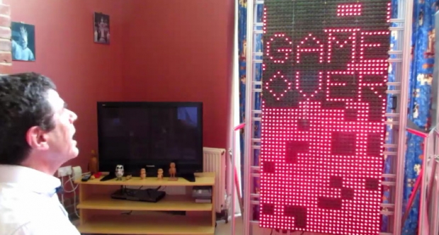 Учен сглоби компютър с височина 2 метра, за да играе Tetris
