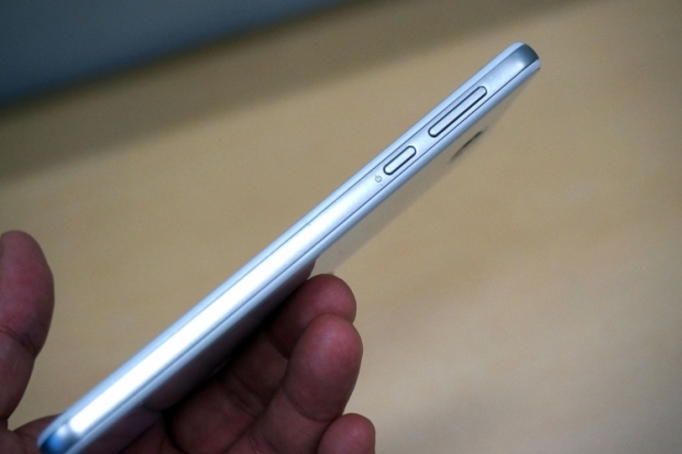 Sharp 507SH е първият устойчив на влага смартфон от програмата Android One