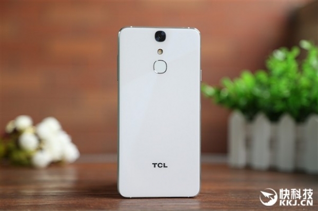 Анонс на смартфона TCL 750 с 8-ядрен процесор и 3 GB оперативна памет