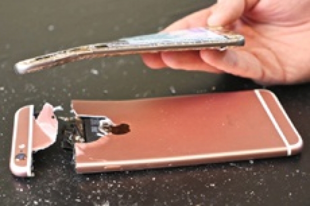iPhone 6s Plus по-лесно се огъва в джоба, отколкото Samsung Galaxy S7 edge