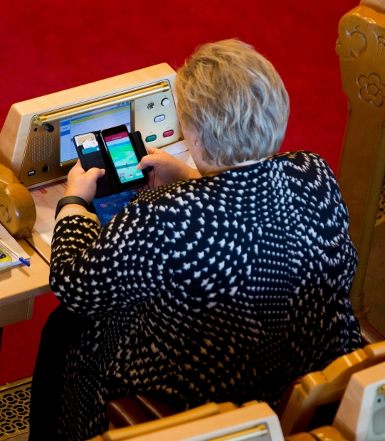 И норвежкият премиер не устоя на Pokémon Go – играе в парламента