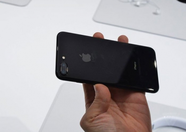 Apple предупреждава, че корпусът на iPhone 7 с цвят Jet Black лесно се надрасква и препоръча използването на калъфи