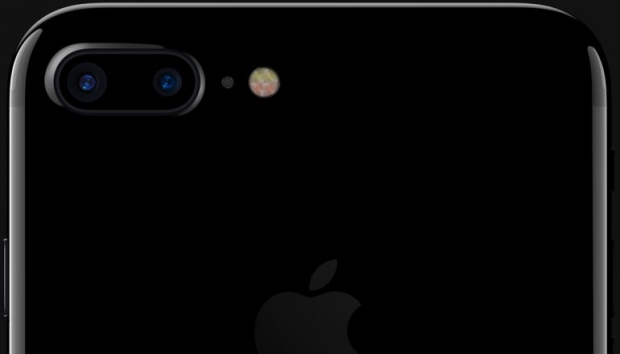 Apple предупреждава, че корпусът на iPhone 7 с цвят Jet Black лесно се надрасква и препоръча използването на калъфи