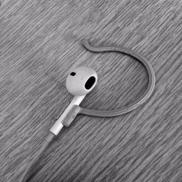 Аксесоарът Spigen Strap с цена  няма да позволи да загубите безжичните слушалки AirPods