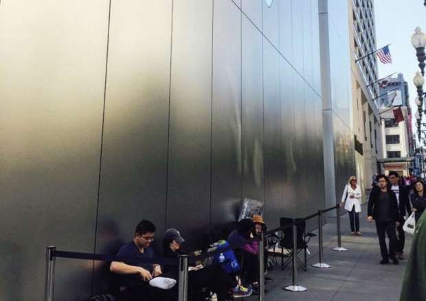 Първото място на опашката за iPhone 7 в Ню Йорк се продава за 00