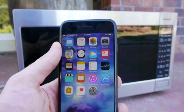 Отново iPhone Wave: опит за зареждане на iPhone 7 чрез микровълнова печка