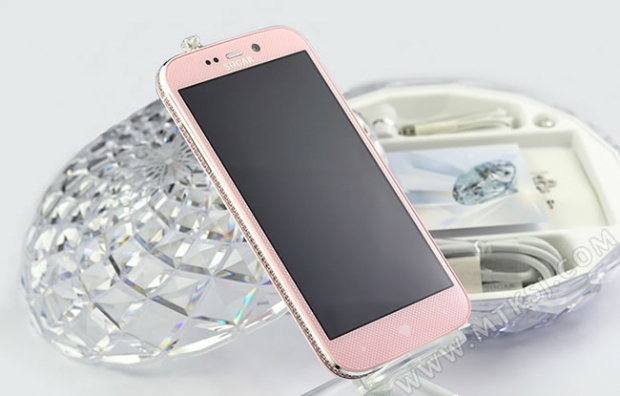 Цената на смартфона Sugar SS129 инкрустиран с изкуствени скъпоценни камъни Swarovski падна до 5
