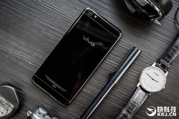 Официален анонс на смартфона Vivo X7 с цвят черен оникс