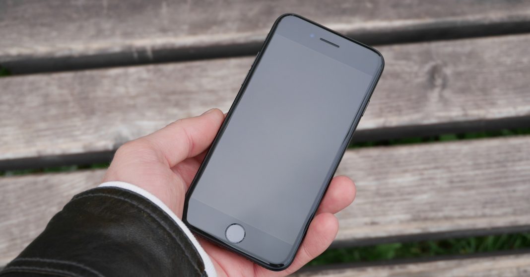 1 Ревю на Apple iPhone 7: завръщане към черното
