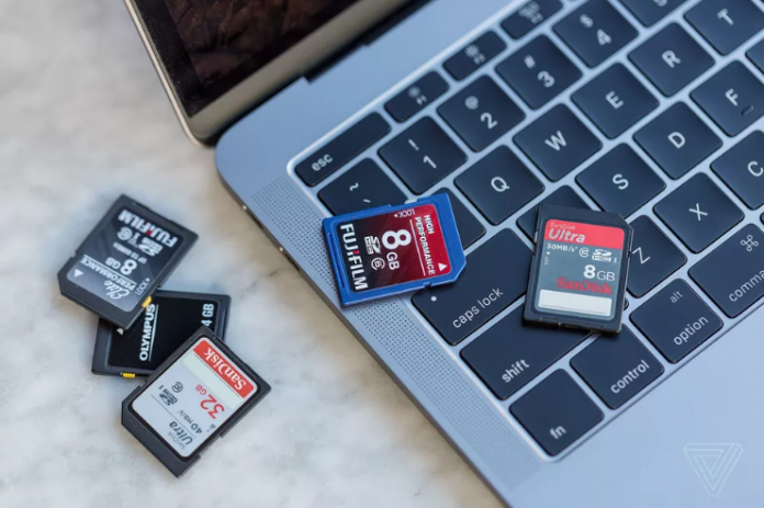 Фил Шилер отговаря защо MacBook Pro не се нуждае от SD слот