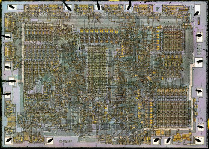 Нови фотографии на кристала на историческия процесор Intel 8008