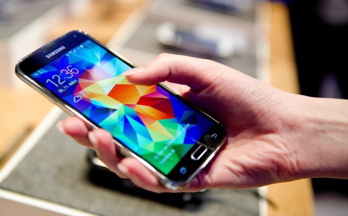 amoled-display Китайските доставчици за първи път са доставили над 1 млн. AMOLED-панела за смартфони