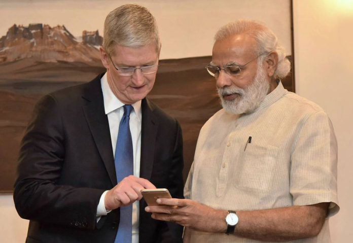 cook-india-1 Apple отново се опитва да започне производството на iPhone в Индия