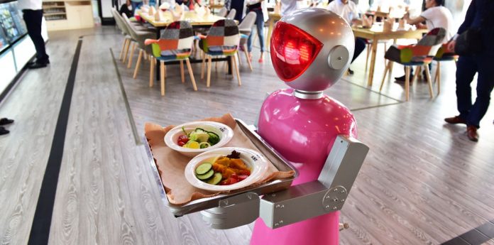 robots В японските ресторанти започват да работят китайски роботи-сервитьори