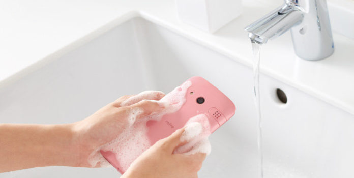 KYOCERA-rafre Смартфонът KYOCERA rafre KYV40 може да се мие с топла вода и сапун