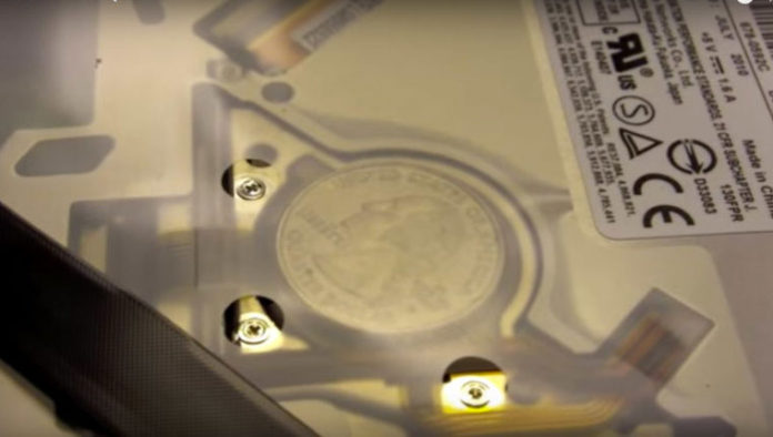 MacBook_coins-1 Експерти обясниха наличието на загадъчните монети в MacBook Pro