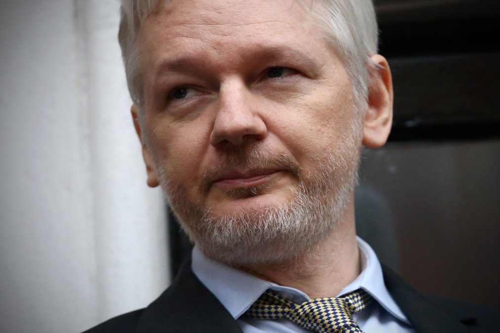 Обама помилва главния информатор на WikiLeaks