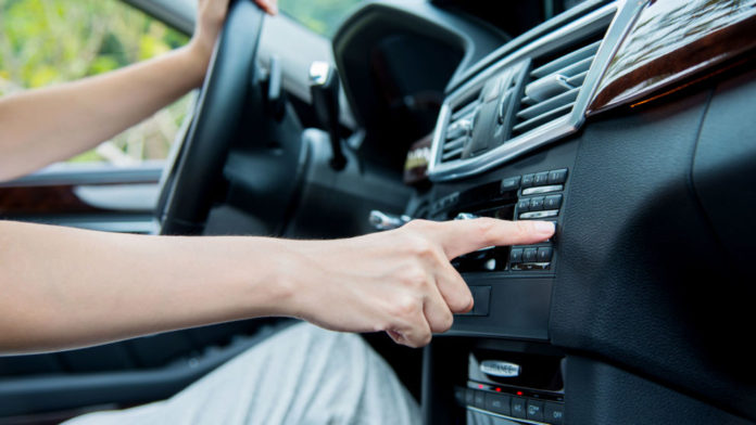 Car radio Норвегия първа в света изключва FM радиото