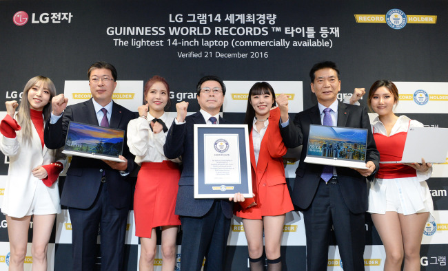 LG Gram 14 с тегло 860 грама бе вписан в Книгата на Гинес като най-лекият лаптоп с 14-инчов дисплей