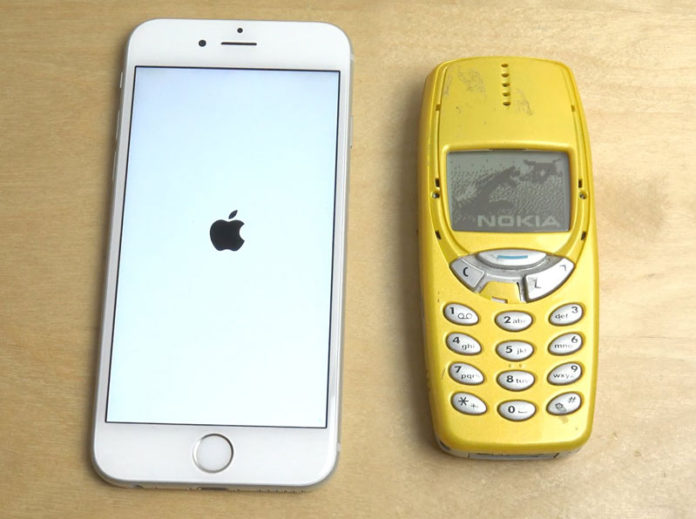 3310-iPhone-vs-2 Защо легендарната Nokia 3310 бе по-популярна от смартфоните на Apple