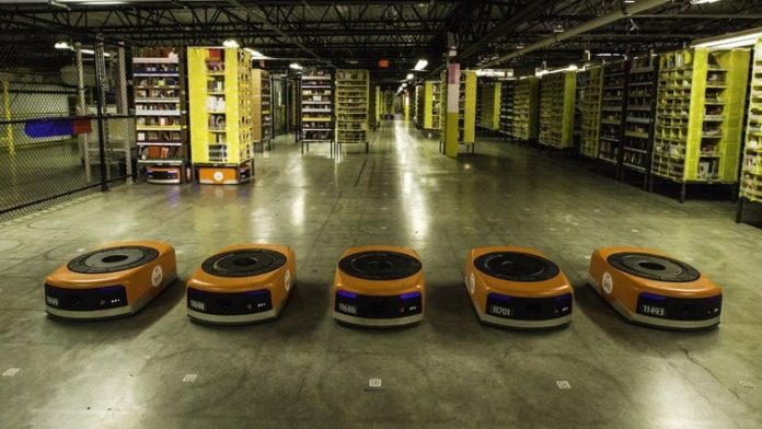 Amazon вече използва над 15 000 робота, но без да съкрати нито един човек