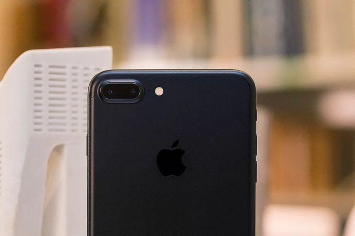 Apple ще внедри поддръжка на допълнителна реалност в iPhone 8 — Bloomberg