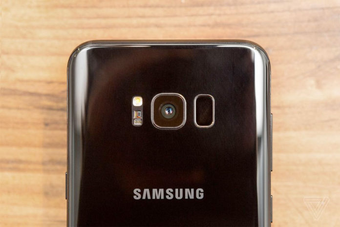 Samsung призна за неуместната идея да прехвърли скенера на задния панел на Galaxy S8