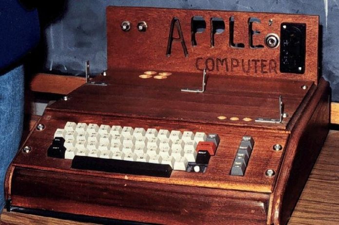 На търг излиза компютъра на Стив Джобс Apple 1