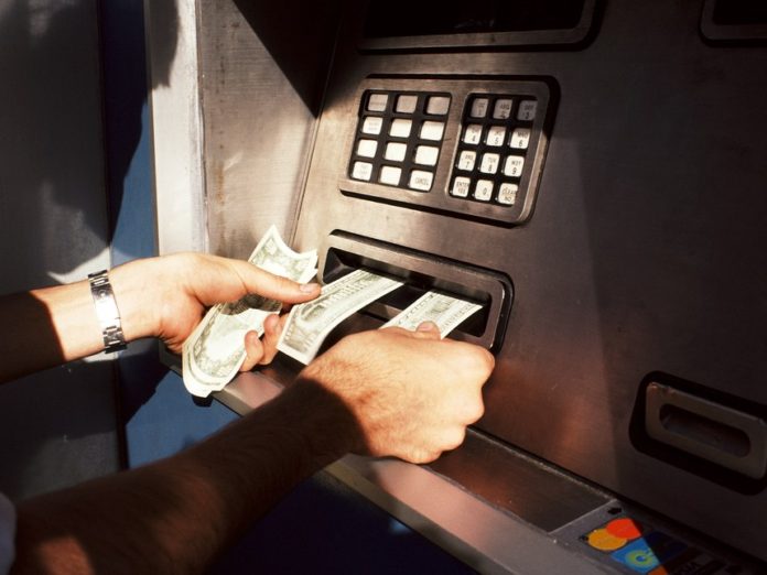 ATM-Hack Kaspersky Lab показа как може да се обере банкомат с дрелка и устройство за $15