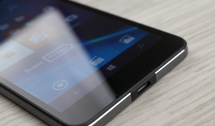 Surface Phone Изглежда погребението на Windows 10 Mobile ще бъде на 17 юни 2017 година