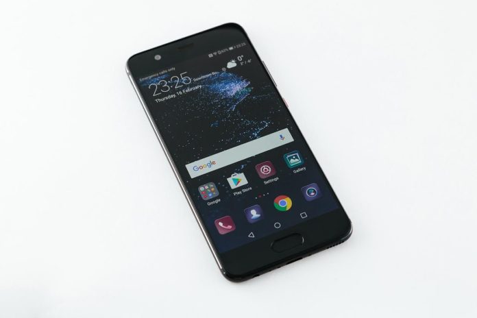 Huawei представя интересно сравнение между мощния P10 и компютрите от старото и новото поколение