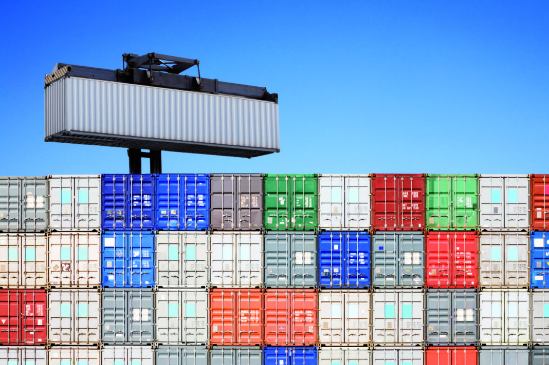 Shipping Container Above Stacked Others Microsoft представя входа на Линукс контейнери в Windows Server