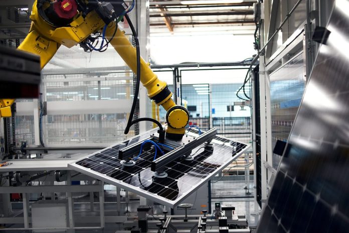 solar-panels-robotic-arm-lifting-module-c В Тайван започва строежа на изцяло автоматизиран завод за производство на слънчеви панели