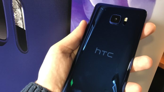 HTC-U-Ultra1 В комплекта с HTC U 11 ще бъде поставен преходник за обикновени слушалки