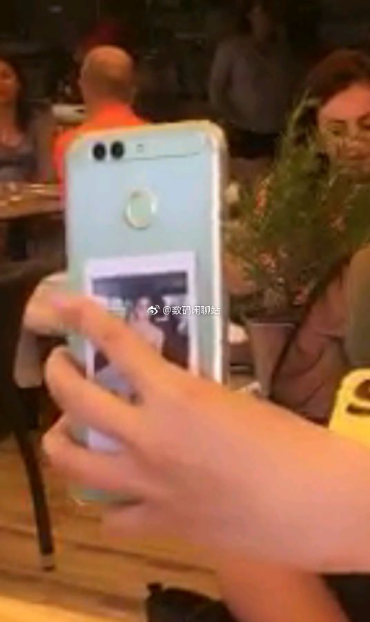 Реални фотографии на смартфона Huawei Nova 2 Plus