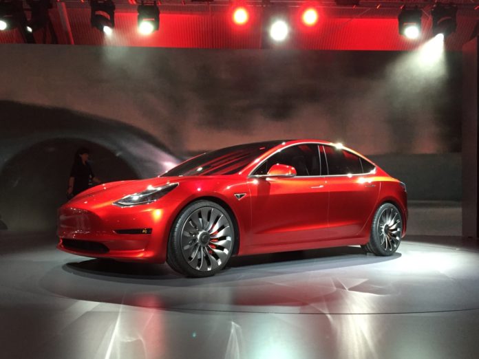 tesla-model-3-design-prototype Новата Tesla Model 3 се ускорява до 100 километра в час за 5,6 секунди