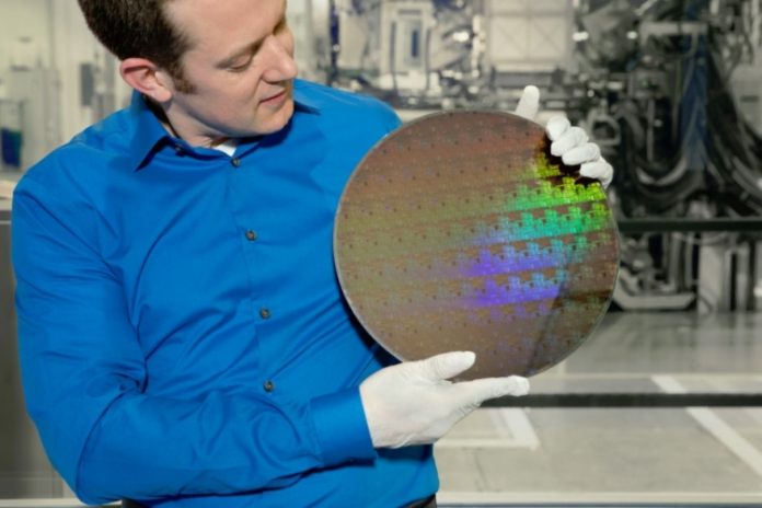 5 nm1 IBM анонсира 5 nm чип и събра 30 милиарда транзистора върху площ с размер на нокът