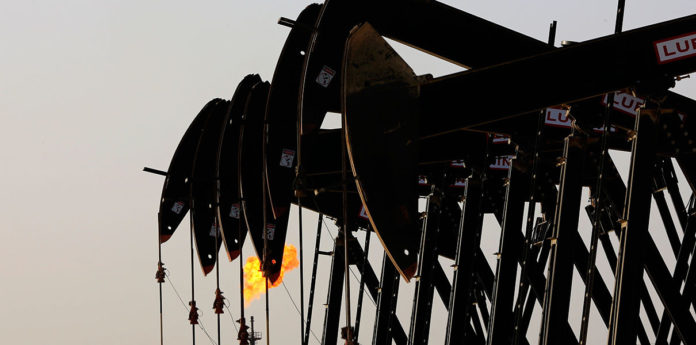 BloombergN Bloomberg: електромобилите ежедневно правят ненужни 28 000 барела нефт