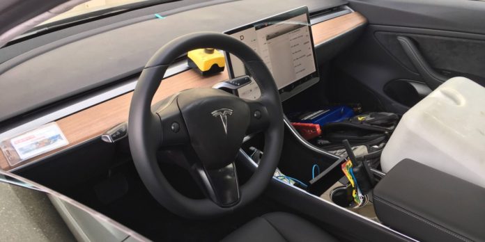Tesla Model 3 1 Нови снимки на Tesla Model 3 отвътре и отвън: няма автомобилно табло