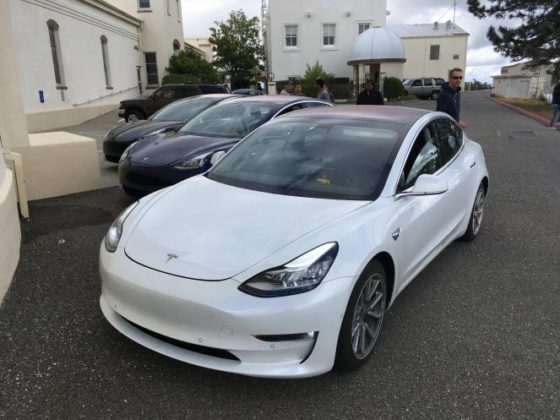 Нови снимки на Tesla Model 3 отвътре и отвън: няма автомобилно табло